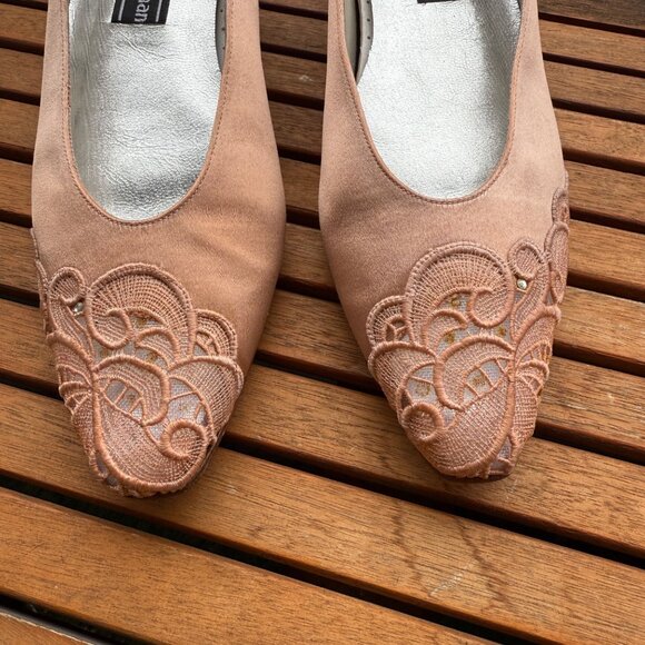 Stuart Weitzman Womens Vintage  Pink Satin Embroidered Low Heel Pumps Size 10 - Picture 2 of 9